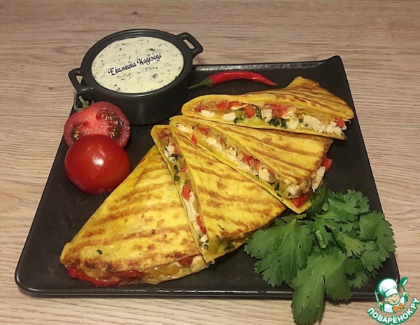 Кесадилья с курицей, овощами, зеленью, сыром Кесадилья с курицей, овощами, зеленью, сыром
