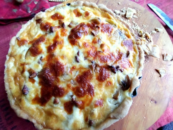 Киш с грибами и моцареллой