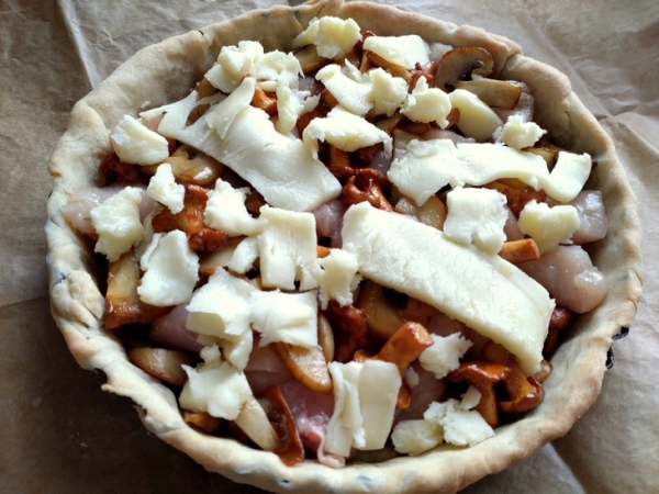 Киш с грибами и моцареллой