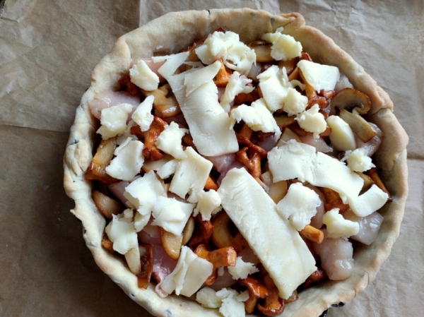 Киш с грибами и моцареллой