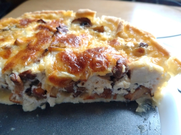 Киш с грибами и моцареллой