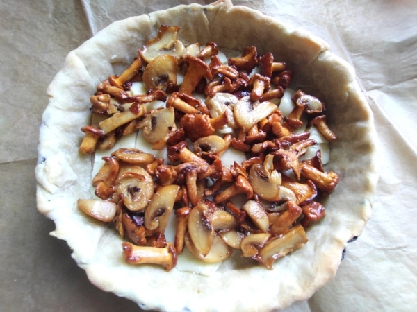 Киш с грибами и моцареллой