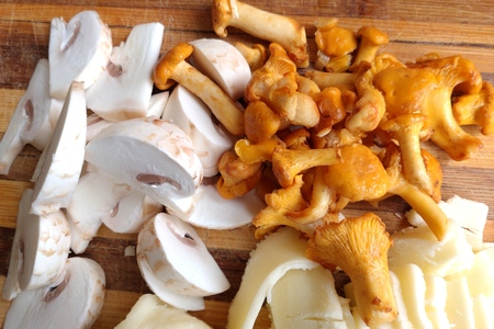 Киш с грибами и моцареллой