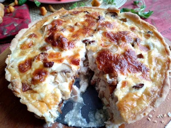 Киш с грибами и моцареллой