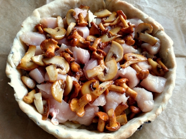 Киш с грибами и моцареллой