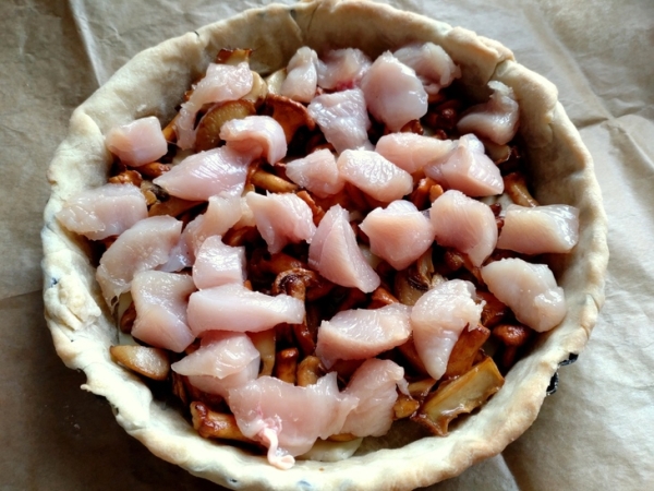 Киш с грибами и моцареллой