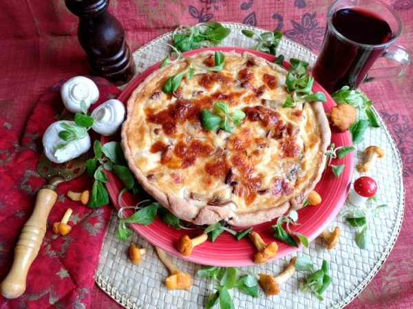 Киш с грибами и моцареллой