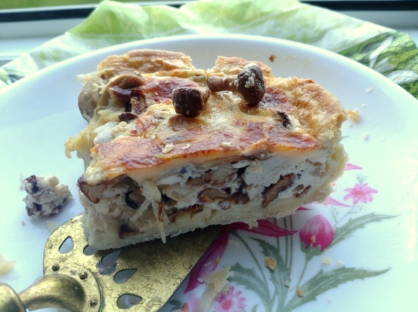 Киш с грибами и моцареллой