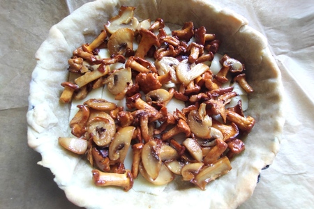 Киш с грибами и моцареллой