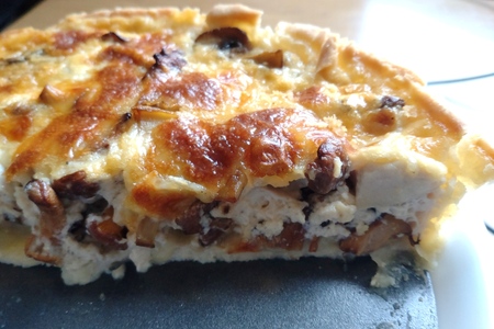 Киш с грибами и моцареллой