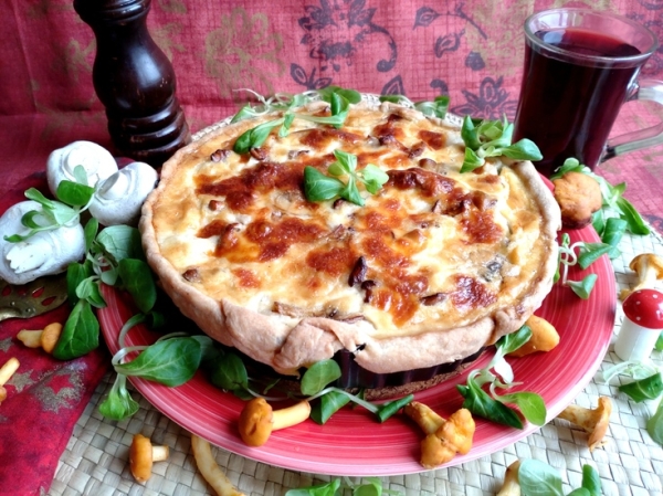 Киш с грибами и моцареллой