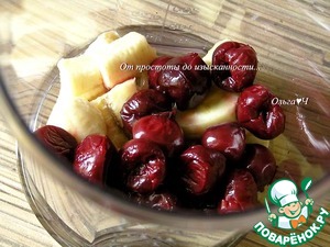 Кокосовый коктейль с бананом и вишней Кокосовый коктейль с бананом и вишней