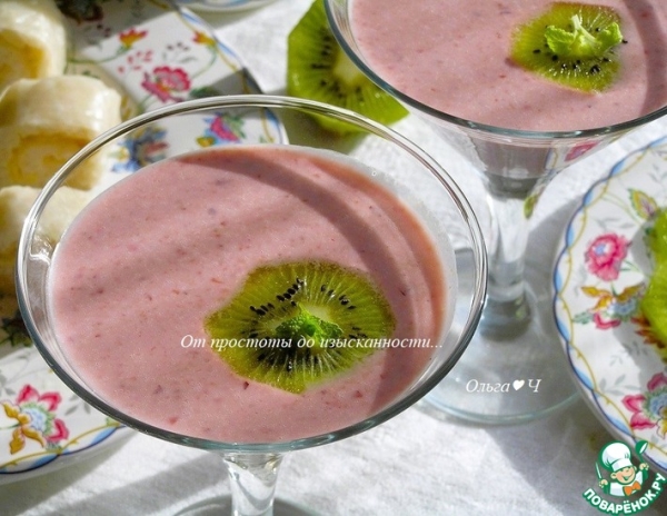 Кокосовый коктейль с бананом и вишней Кокосовый коктейль с бананом и вишней