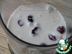 Кокосовый коктейль с бананом и вишней Кокосовый коктейль с бананом и вишней