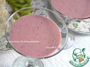 Кокосовый коктейль с бананом и вишней Кокосовый коктейль с бананом и вишней