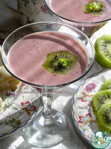 Кокосовый коктейль с бананом и вишней Кокосовый коктейль с бананом и вишней