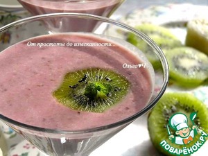 Кокосовый коктейль с бананом и вишней Кокосовый коктейль с бананом и вишней