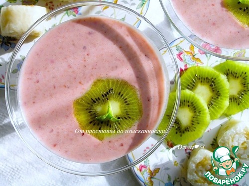 Кокосовый коктейль с бананом и вишней Кокосовый коктейль с бананом и вишней