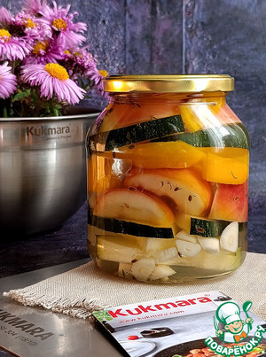 Консервированный цуккини с яблоком и перцем