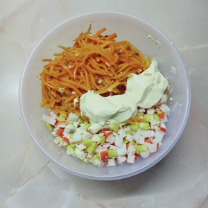 Крабовый салат с морковью по-корейски Крабовый салат с морковью по-корейски