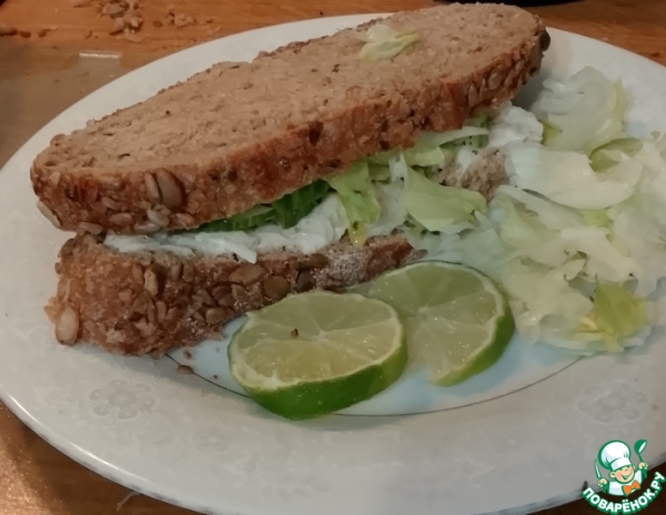 Крабовый сэндвич с огурцом и лаймом Крабовый сэндвич с огурцом и лаймом