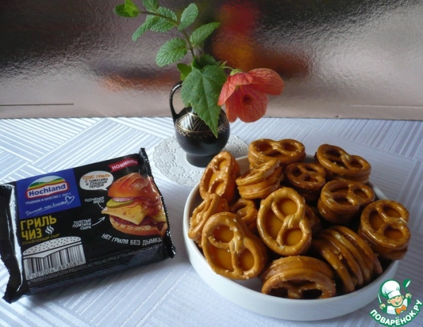 Крендели запеченные с плавленым сыром "Хохланд" Крендели запеченные с плавленым сыром "Хохланд"