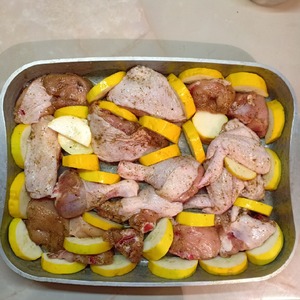 Курица с кабачками под чесночной корочкой Курица с кабачками под чесночной корочкой