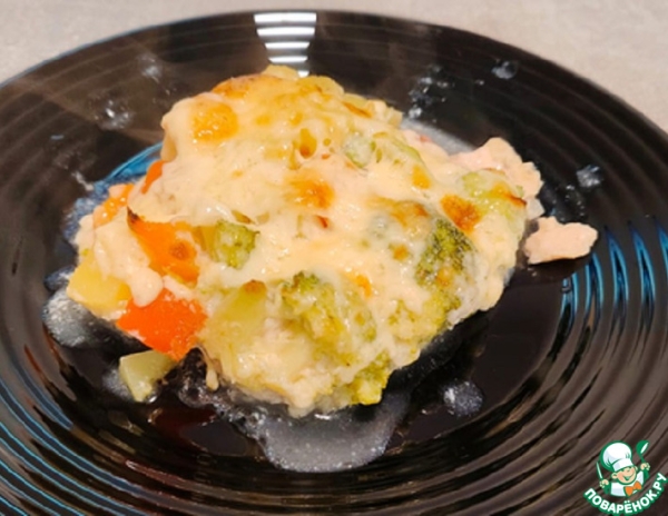 Курица с овощами под соусом бешамель⁠