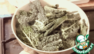 Курица с пюре из бобов, зеленью