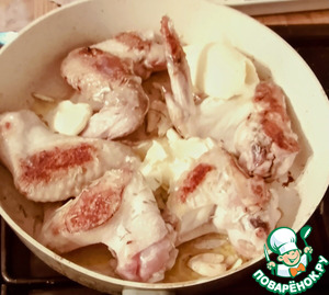 Курица с пюре из бобов, зеленью