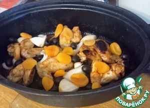 Курица, запеченная с хариссой и курагой Курица, запеченная с хариссой и курагой