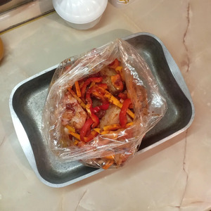 Курица, запеченная в рукаве с овощами Курица, запеченная в рукаве с овощами
