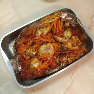 Курица, запеченная в рукаве с овощами Курица, запеченная в рукаве с овощами