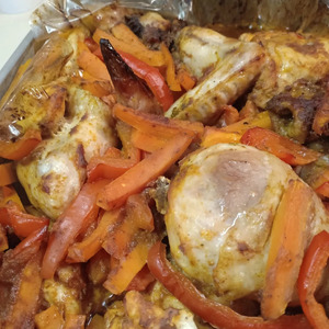 Курица, запеченная в рукаве с овощами Курица, запеченная в рукаве с овощами