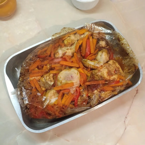 Курица, запеченная в рукаве с перцем и морковью