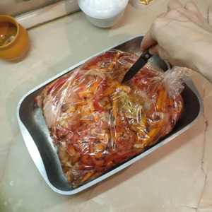 Курица, запеченная в рукаве с перцем и морковью