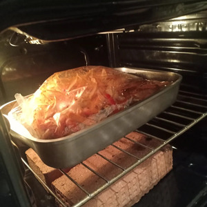 Курица, запеченная в рукаве с перцем и морковью