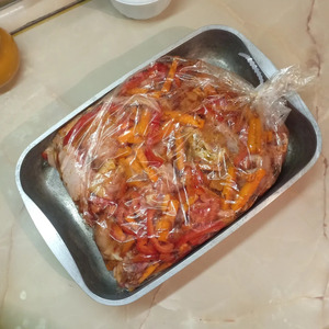 Курица, запеченная в рукаве с перцем и морковью