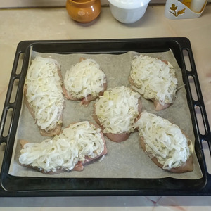 Куриная грудка, запеченная с солеными огурчиками