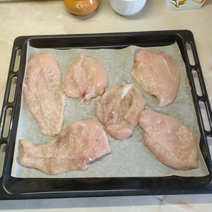 Куриная грудка, запеченная с солеными огурчиками