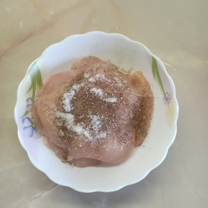 Куриная грудка, запеченная с солеными огурчиками