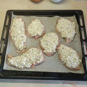 Куриная грудка, запеченная с солеными огурчиками