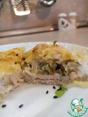 Куриная грудка, запеченная с солеными огурчиками