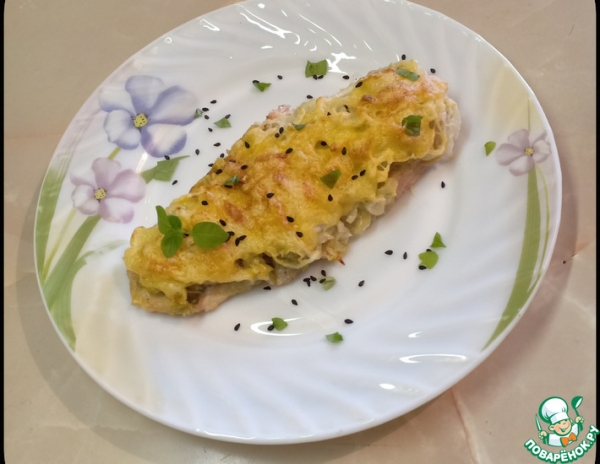 Куриная грудка, запеченная с солеными огурчиками