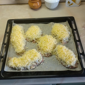 Куриная грудка, запеченная с солеными огурчиками