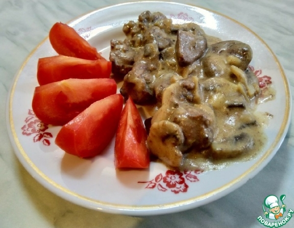Куриная печень с грибами и сметаной