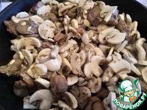 Куриная печень с грибами и сметаной