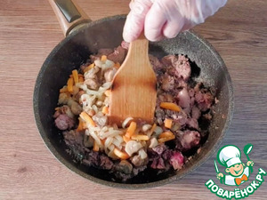 Куриная печень с грибами в соусе Куриная печень с грибами в соусе