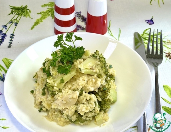 Куриное филе с брокколи и булгуром Куриное филе с брокколи и булгуром
