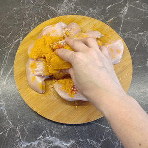 Куриные грудки в сметане с куркумой